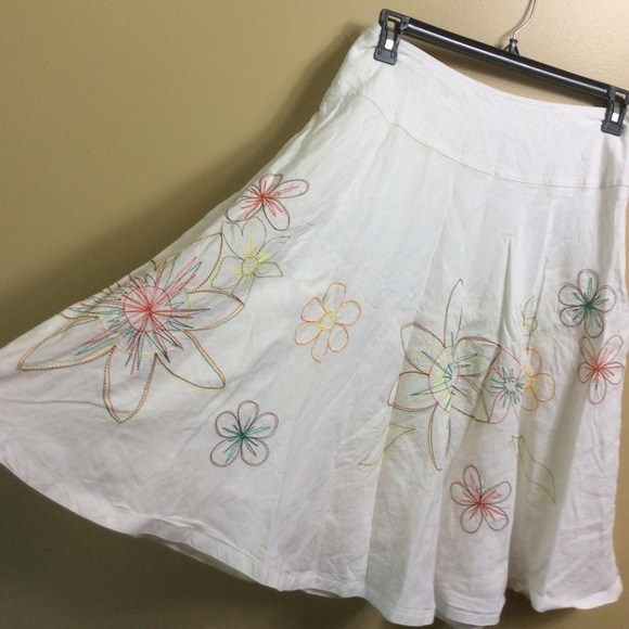 Ann Trinity linen blend embroidered floral skirt. Size 10. White. - Picture 3 of 6
